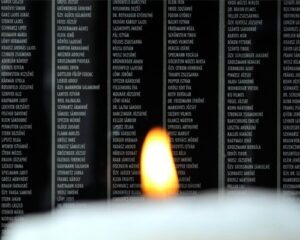 A Holokauszt Dokumentációs Központ "Áldozatok Emlékfalának" részlete